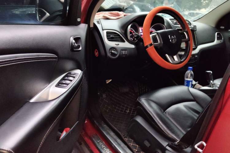 Used Dodge Journey 2013 2.4L Two-Wheel Drive Luxury Version Driver Seat