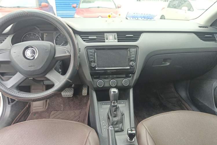 Used Skoda Octavia 2016 1.6L Automatic Front-Wheel Drive Model Audio And AC Panel