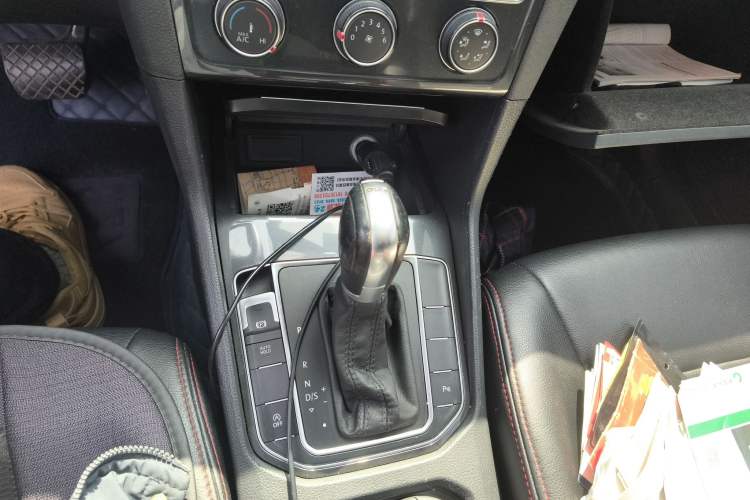 Used Volkswagen Golf Sportsvan 2016 230TSI Automatic Trend Edition Gear Lever