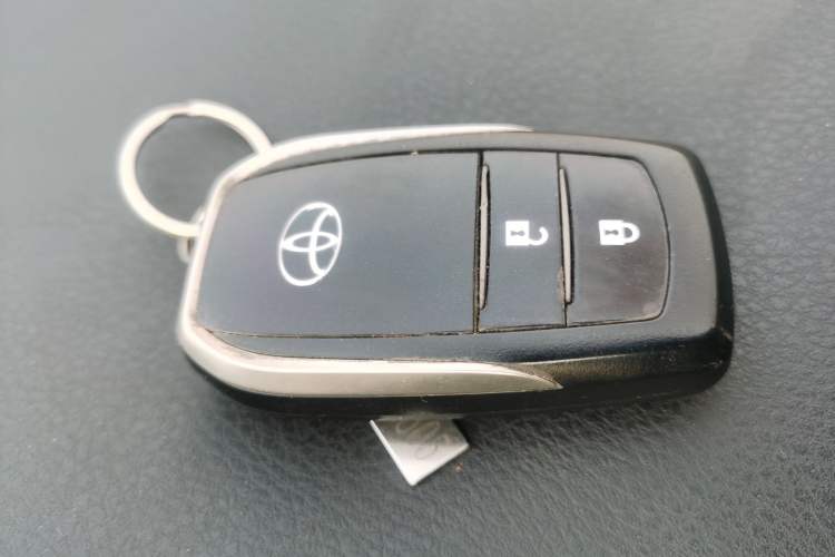 Used Toyota RAV4 2019 2.0L CVT Two-Wheel Drive Luxury Version China VI Standard