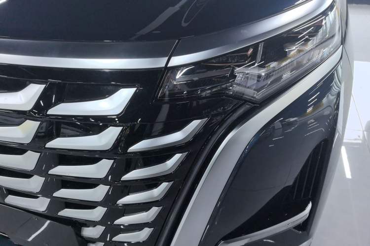 Used Denza D9 2025 DM-i Intelligent Drive 1020 Four-Wheel Drive Flagship Model
