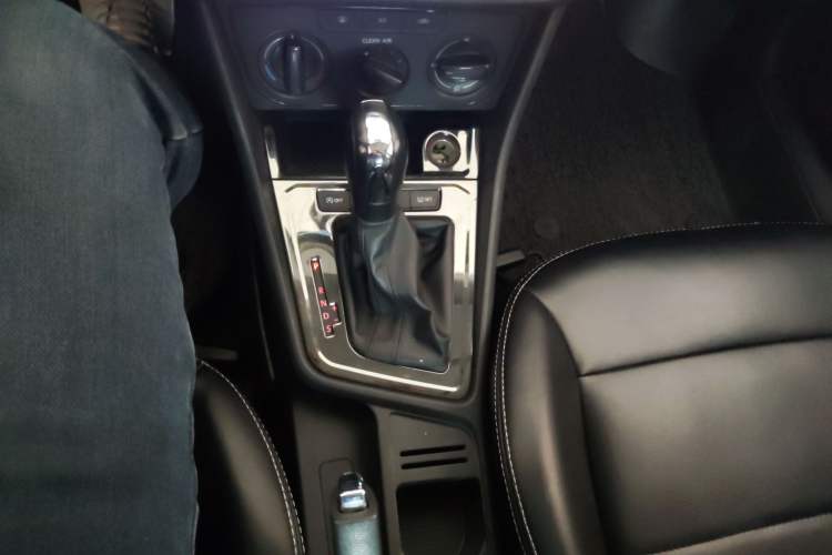 Used Volkswagen Lavida 2018 Classic 1.5L Automatic Fashion Edition China VI Standard Gear Lever