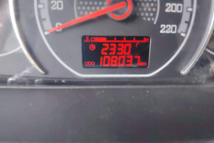 Used Wuling Zhengcheng 2015 1.8L Luxury Model LJ479QE2 Odometer Close Up
