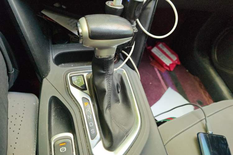 Used GAC Trumpchi GS4 2017 235T Automatic Two-Wheel Drive Luxury Smart Connectivity Version Gear Lever