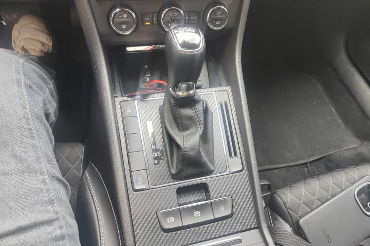Used Skoda Superb 2018 TSI330 DSG Comfort Edition China VI Standard Gear Lever