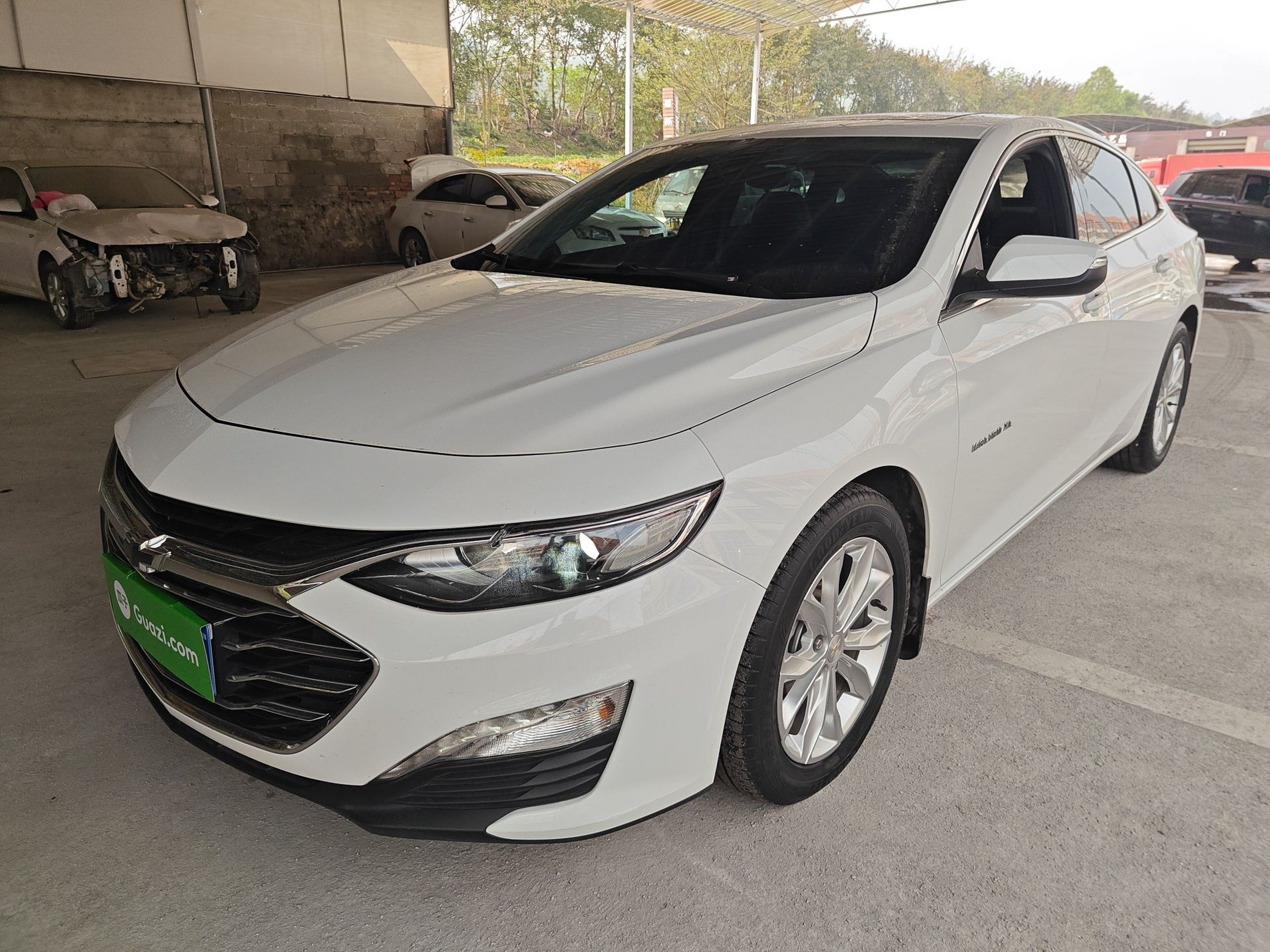 Под передней частью автомобиля