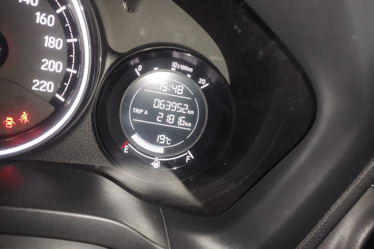 Used Honda XR-V 2015 1.5L LXi CVT Classic Edition Odometer Close Up