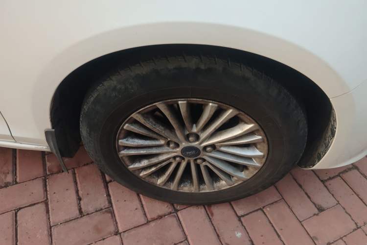 Used Ford Escort 2015 1.5L Manual Comfort Model Right Front Wheel Hub