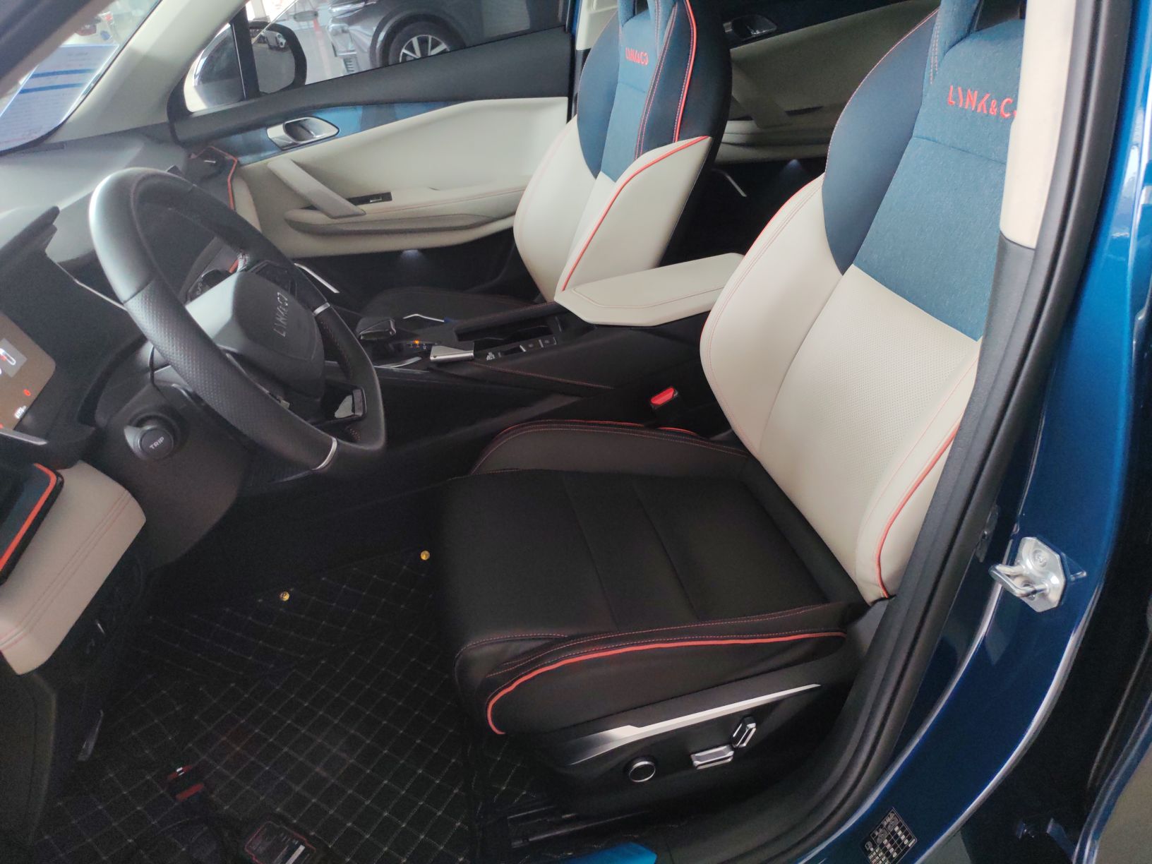 المقاعد الأمامية داخل السيارة