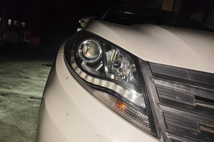 Used Dongfeng Fengon 580 2016 1.5T Manual Luxury Edition Right Front Headlight