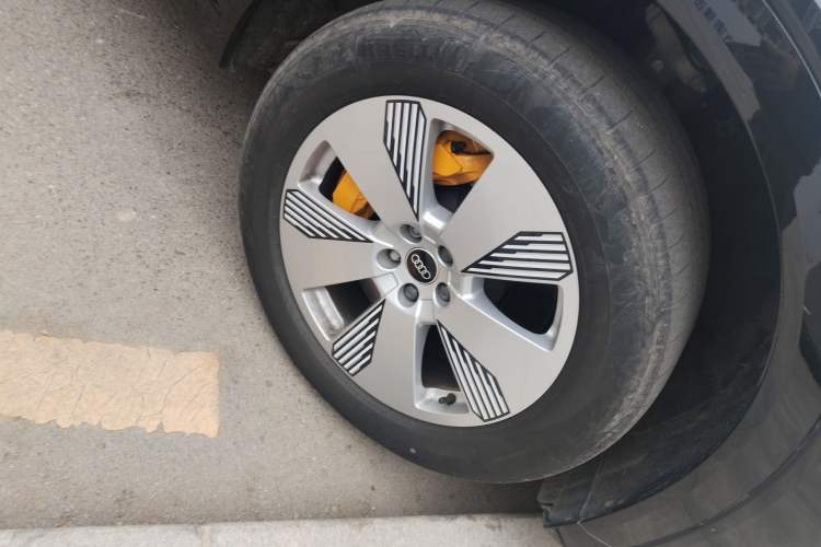 Used Audi e-tron 2021 50 quattro Luxury Edition Right Front Wheel Hub