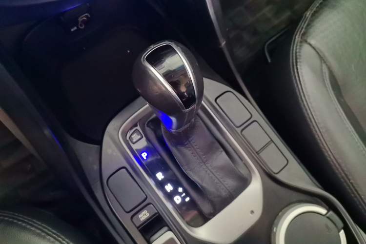 Used Hyundai Santa Fe 2013 2.4L Automatic Two-Wheel Drive Smart Version Gear Lever