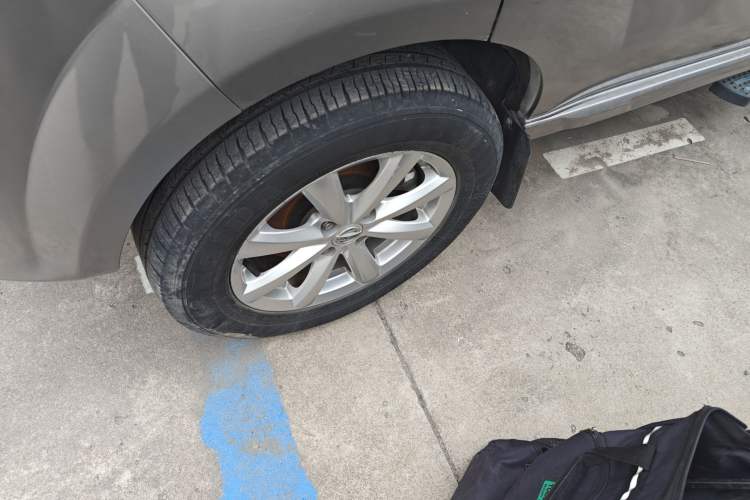 Used Jinbei New Hiace S 2021 1.5L Business-Class Central Air-Conditioned Coach China VI Standard SWC15M Left Front Wheel Hub