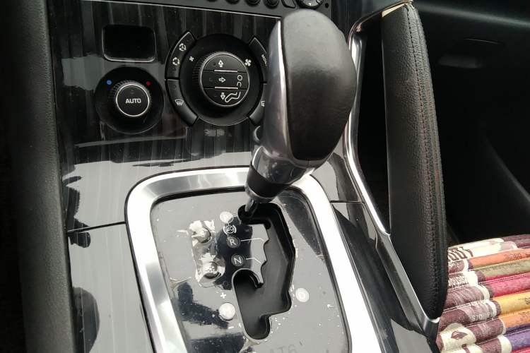 Used Peugeot 3008 2013 2.0L Automatic Trend Edition Gear Lever