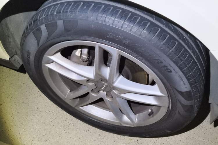 Used Audi Q5 2017 40 TFSI Comfort Model Right Front Wheel Hub