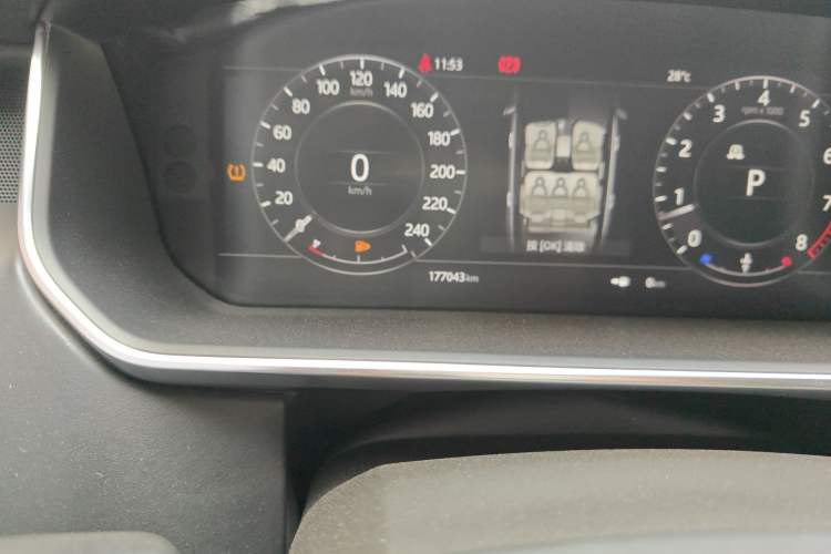 Used Land Rover Range 2018 3.0 SC V6 Vogue Extended-Length Model Odometer Close Up