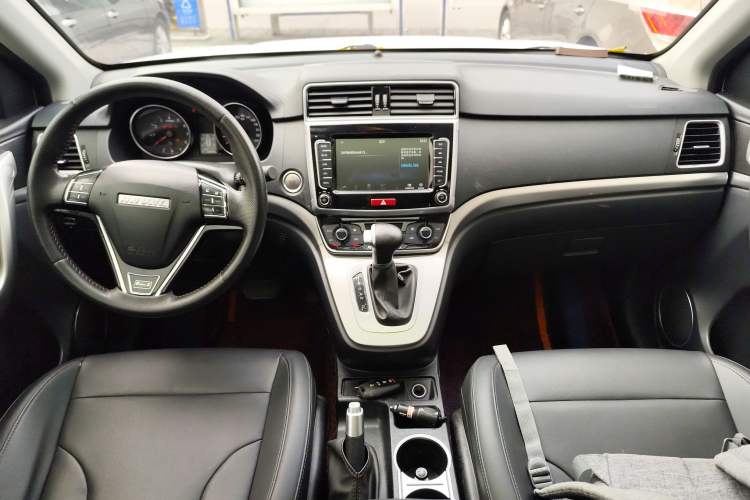 Used Haval M6 2019 1.5T DCT Two-Wheel Drive Elite Version China VI Standard Center Console