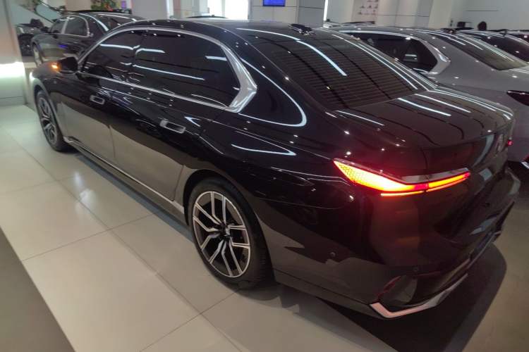 Used BMW 7 Series 2023 735Li M Sport Package Rear Left 45 Deg