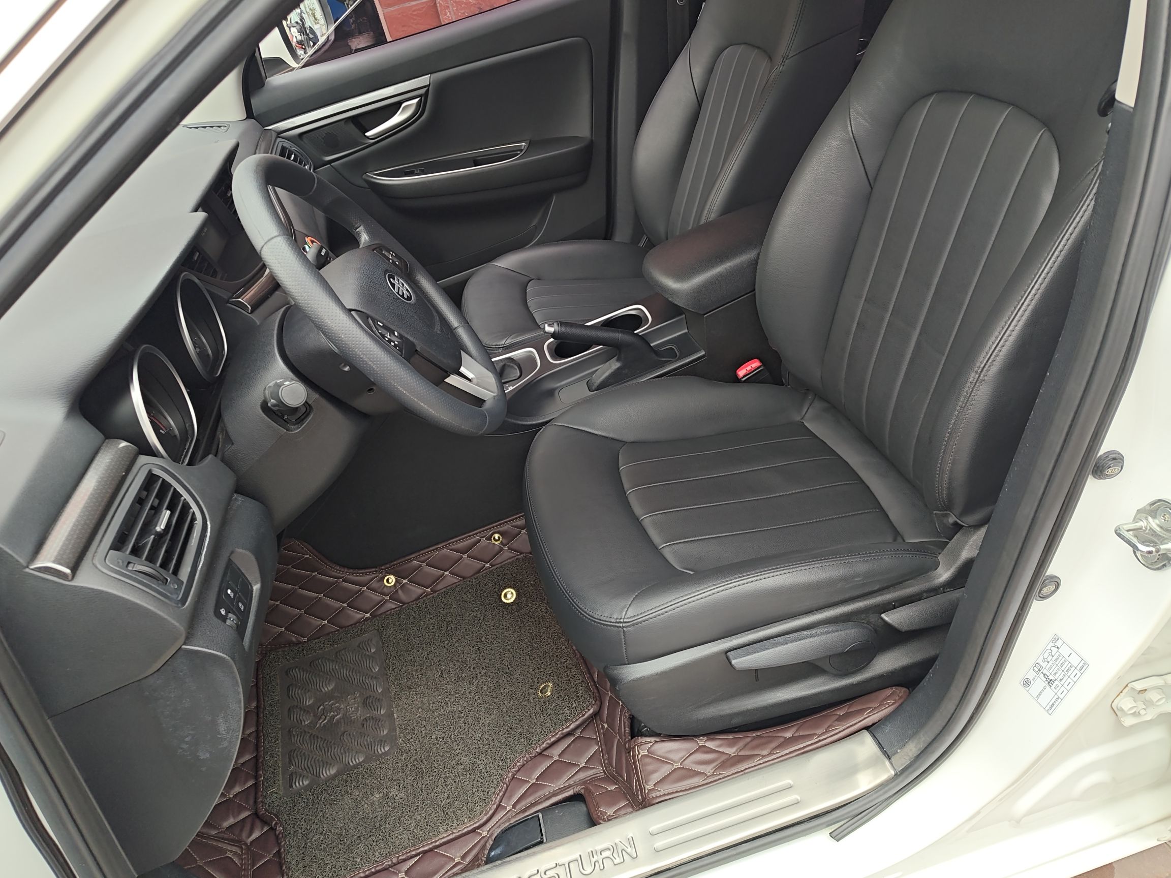 المقاعد الأمامية داخل السيارة