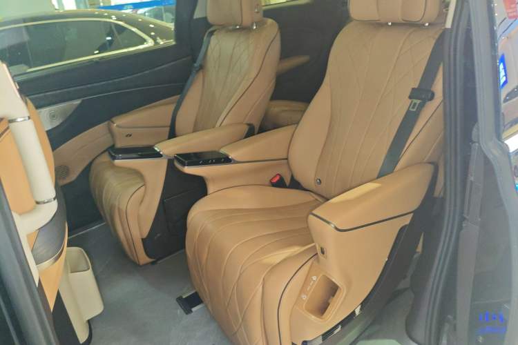 Used Denza D9 2024 DM-i 1050 Luxury Model
