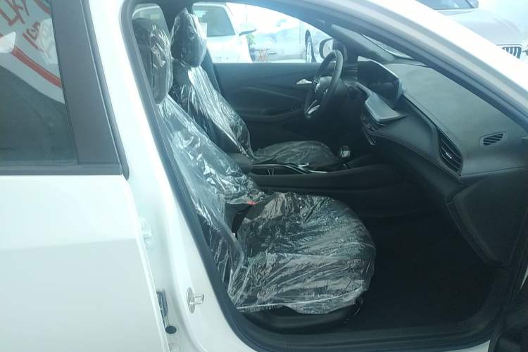 Used Buick Verano 2023 Pro GS Hunter Wind Edition Right Front Seat