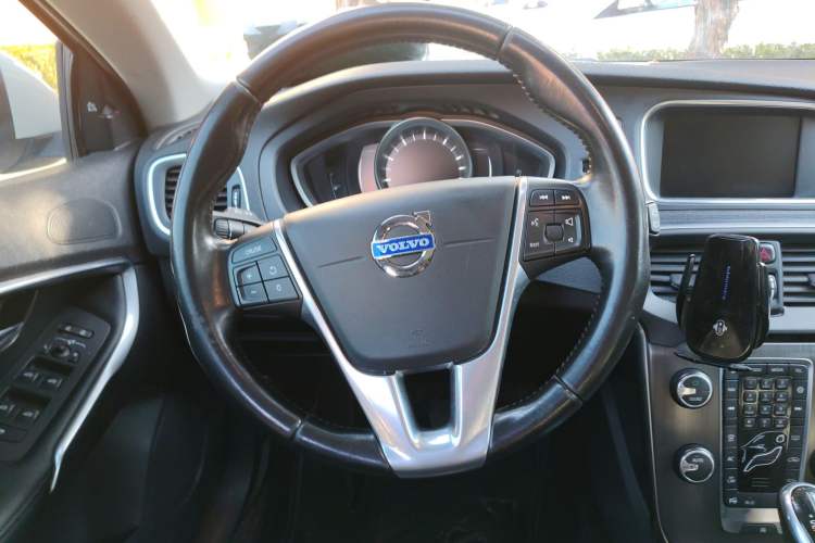 Used Volvo V40 2016 T4 Smart Luxury Edition
