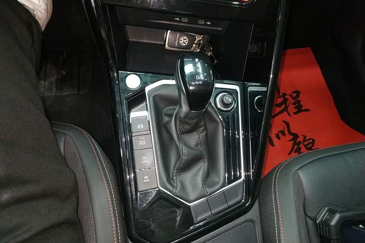 Used Volkswagen Tayron 2022 330TSI Two-Wheel Drive Luxury Smart Connectivity Version Gear Lever