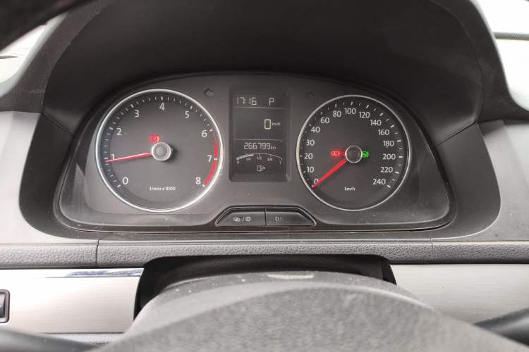 Used Volkswagen Lavida 2013 Revised Version 1.4 TSI DSG Luxury Edition Odometer Close Up