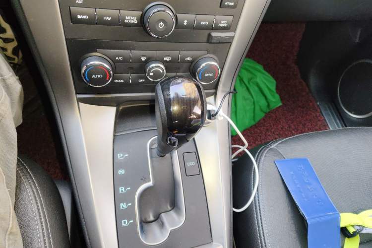 Used Chevrolet Captiva 2017 2.4L 4x4 Flagship Edition 7-Seater Gear Lever