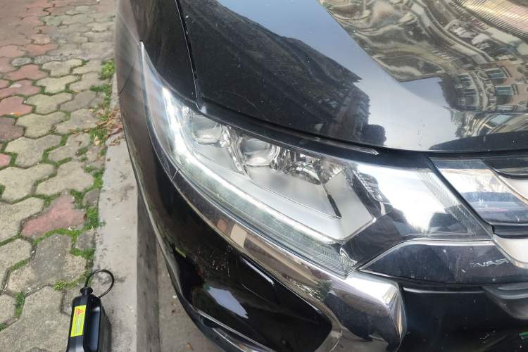 Used Mitsubishi Outlander 2016 2.4L 4x4 Elite Edition 5 Seats Right Front Headlight