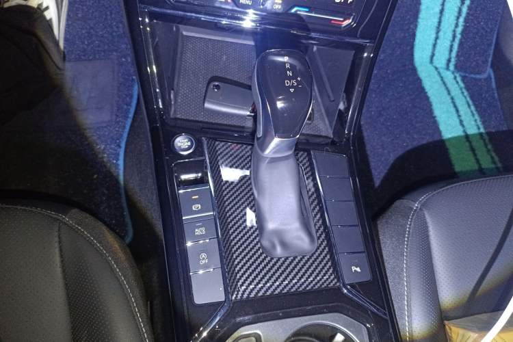 Used Volkswagen Passat 2026 Model, Outstanding 380TSI Longteng Edition Gear Lever