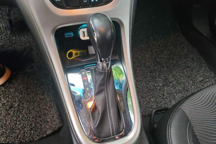 Used Buick GT 2014 XT 1.6L Automatic Fashion Edition Gear Lever