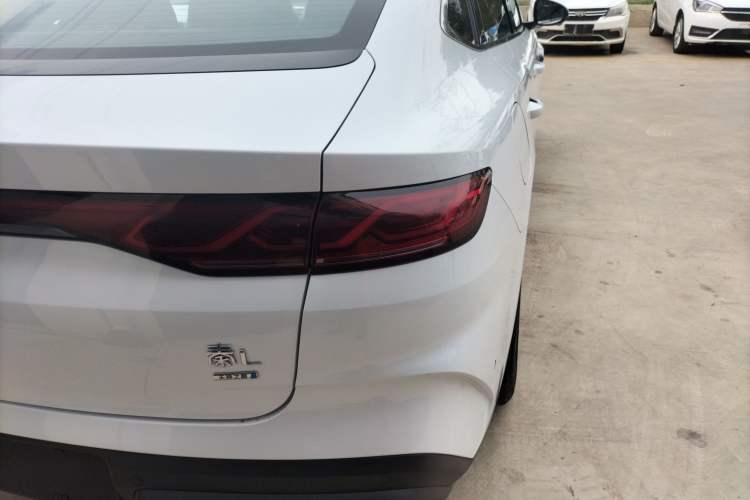 Used BYD Qin L 2025 DM-i Smart Drive 120KM Superior Model Right Rear Taillight