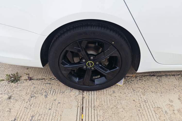 Used Roewe i6 MAX 2020 300TGI Automatic Cool & Stylish Skyroof Edition Right Rear Wheel Hub