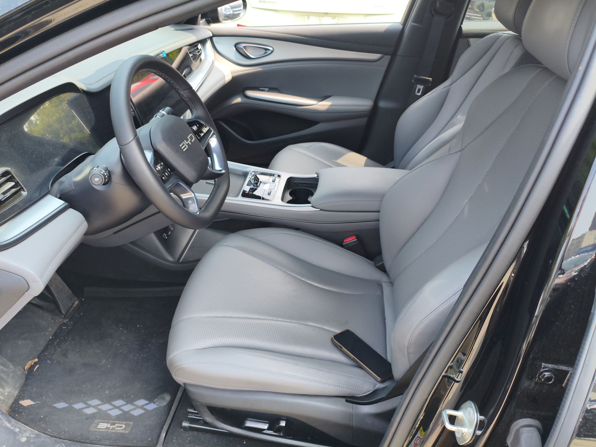 Переднее сиденье в автомобиле