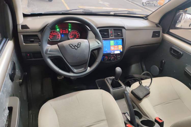 Used Wuling Rongguang S 2023 1.5L Base Version 5/7 Seats Center Console