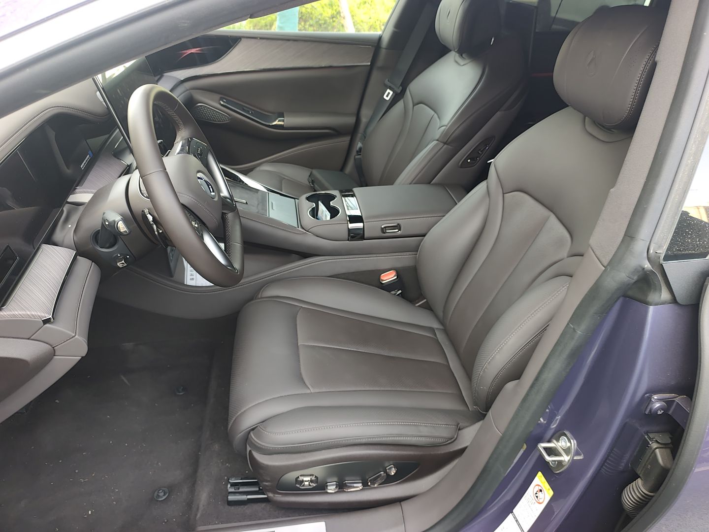 المقاعد الأمامية داخل السيارة