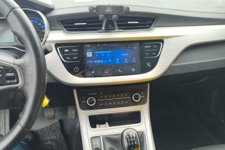 Used Geely Auto Vision 2019 Upgraded Model 1.5L Manual Luxury Version China V Standard