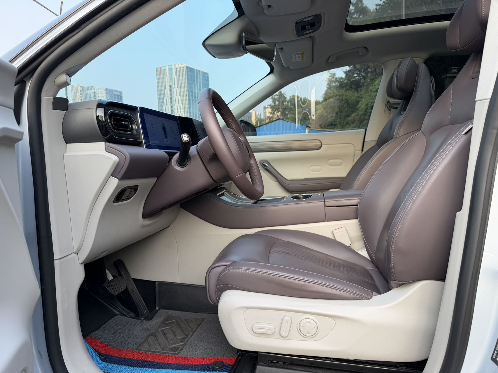 Переднее сиденье в автомобиле