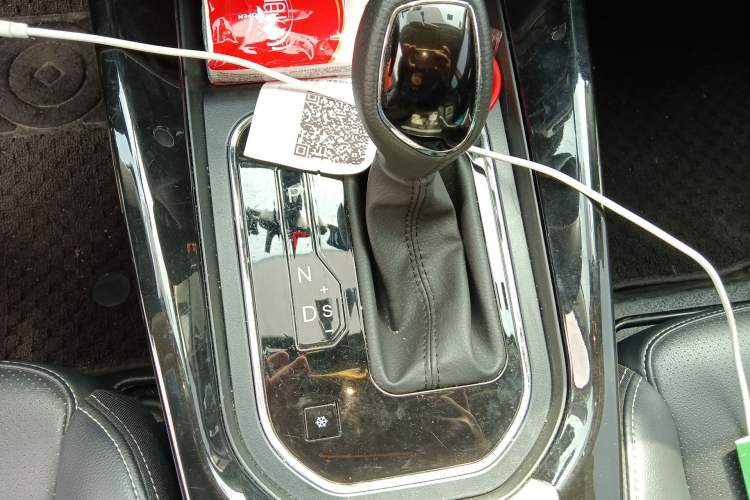 Used Dongfeng Fengon S560 2018 1.8L CVT Elite Model 7 Seats Gear Lever