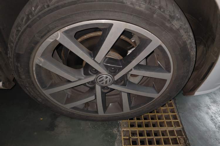 Used Volkswagen Golf 2020 Zhiai Edition 280TSI DSG Comfort Model Right Front Wheel Hub
