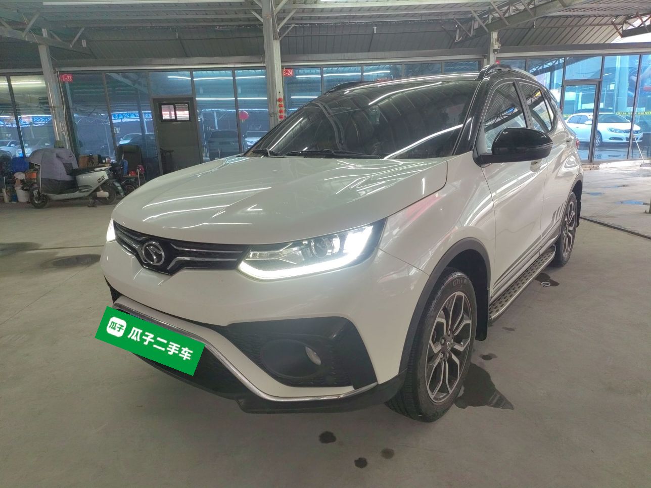 Под передней частью автомобиля