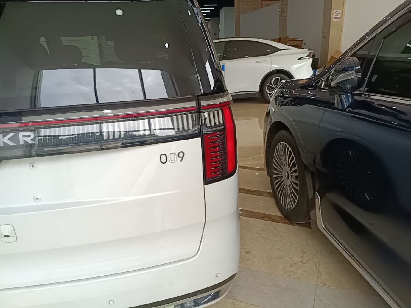 Zeekr 009 2024 7-Seater Walk-Through Version Four-Wheel Drive 108 kWh — снимка 9