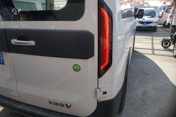 Used Sinotruk Pioneer V 2024 Multi-Function Edition 2.0T Automatic Mid-Roof with Central Axle
