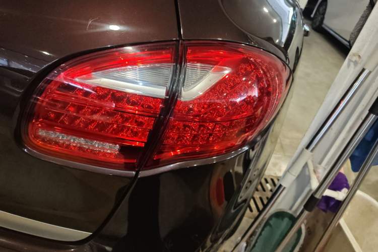 Used Porsche Cayenne 2013 3.6L automatic transmission U.S. specification Right Rear Taillight