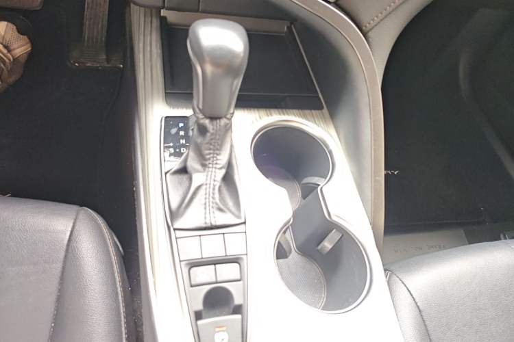 Used Toyota Camry 2019 Revised Version Dual-Engine 2.5 HG Luxury Edition Gear Lever