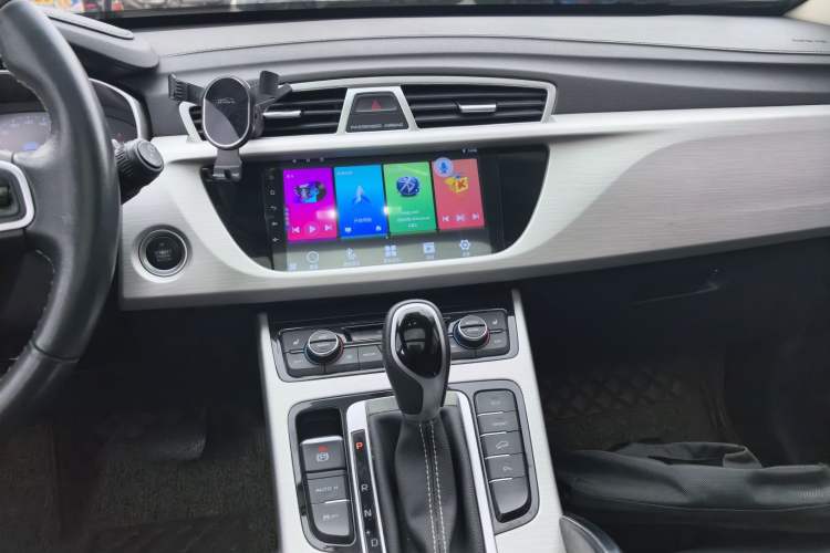 Used Geely Auto Emgrand X7 Sport 2018 1.8TD Automatic Two-Wheel Drive Smart Connect 4G Internet Edition Audio And AC Panel