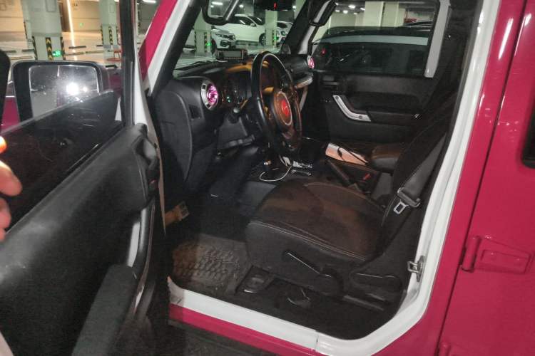 Used Jeep Wrangler 2014 3.0L Sahara Four-Door Edition Driver Seat