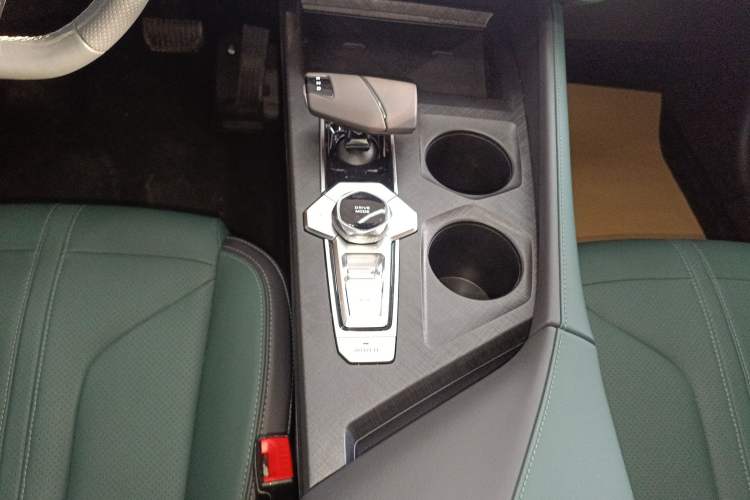 Used Changan UNI-V iDD 2024 Blue Whale Smart Electric iDD 136km Luxury Model
