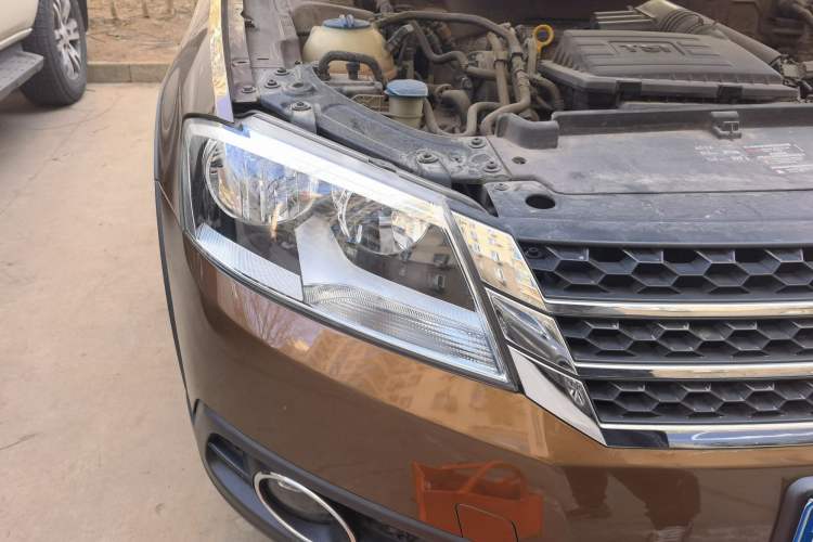 Used Volkswagen Cross Lavida 2014 1.4TSI DSG Right Front Headlight